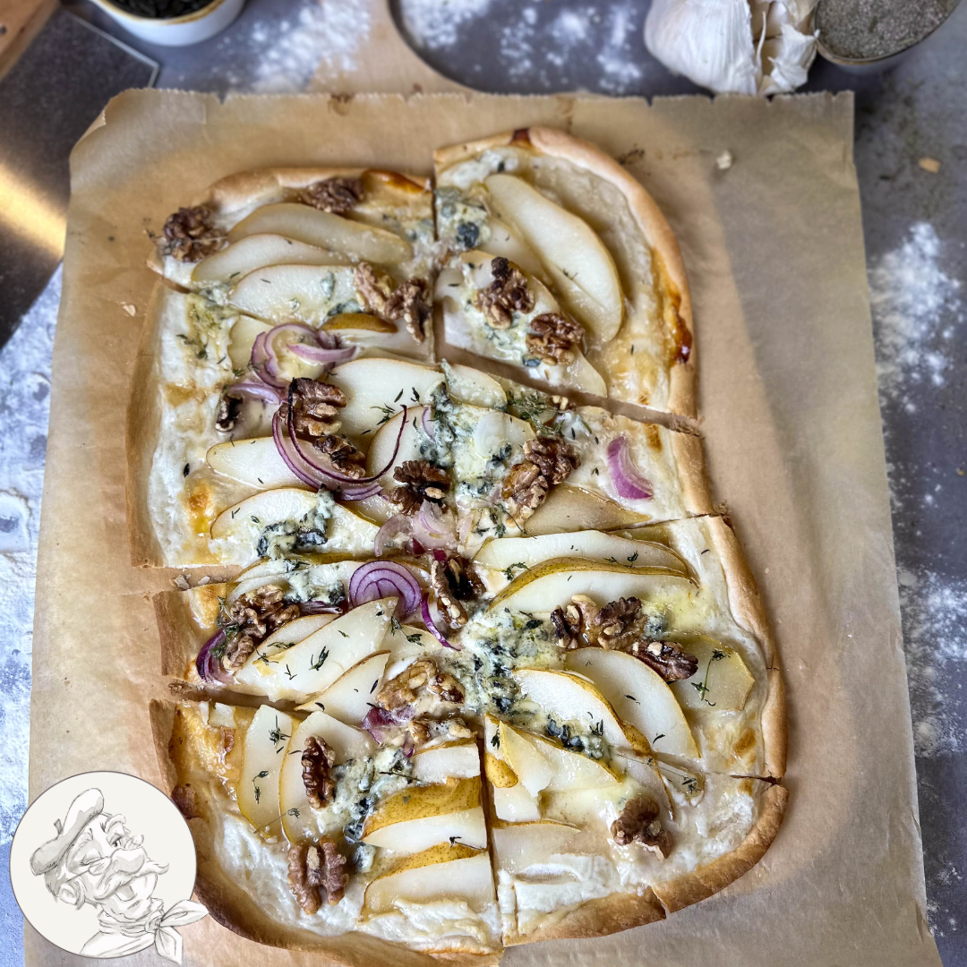 Flammkuchen mit Birne, St. Agur und Walnüssen